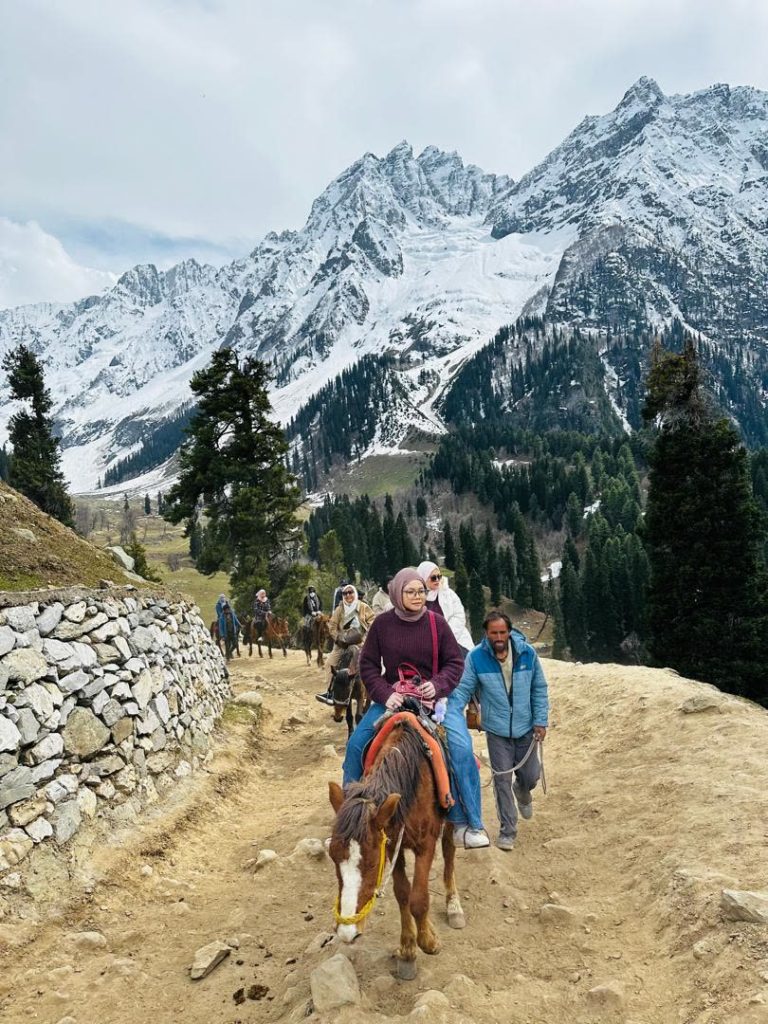 Jom Jelajah Benua customers in Kashmir – Agra – Delhi