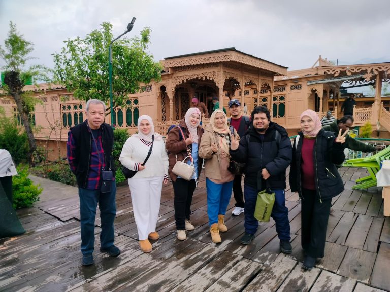 Jom Jelajah Benua customers in Kashmir – Agra – Delhi