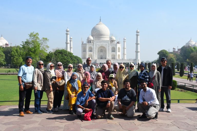 Jom Jelajah Benua customers in Kashmir – Agra – Delhi