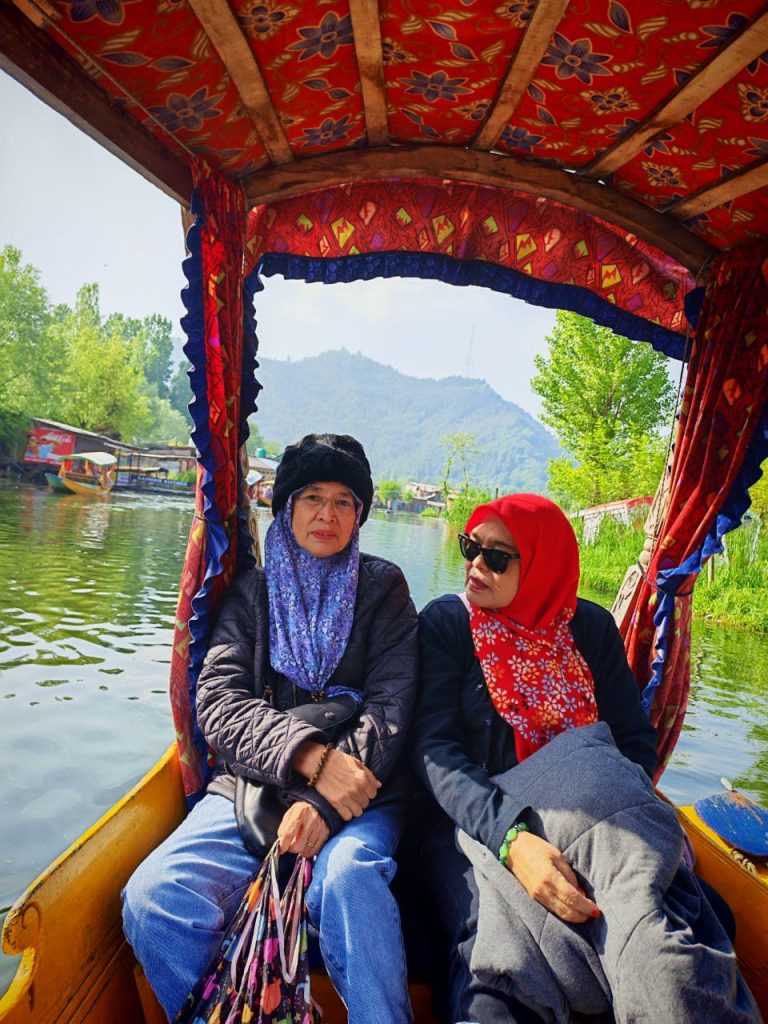 Jom Jelajah Benua customers in Kashmir – Agra – Delhi