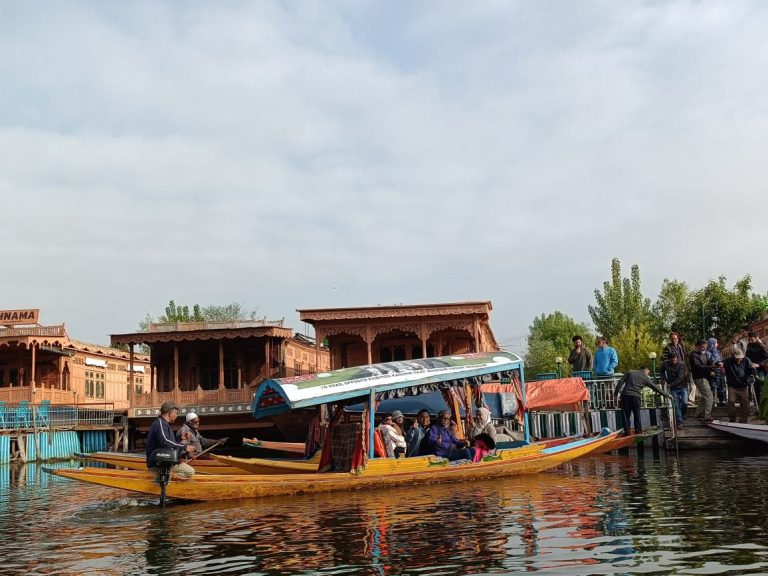 Jom Jelajah Benua customers in Kashmir – Agra – Delhi