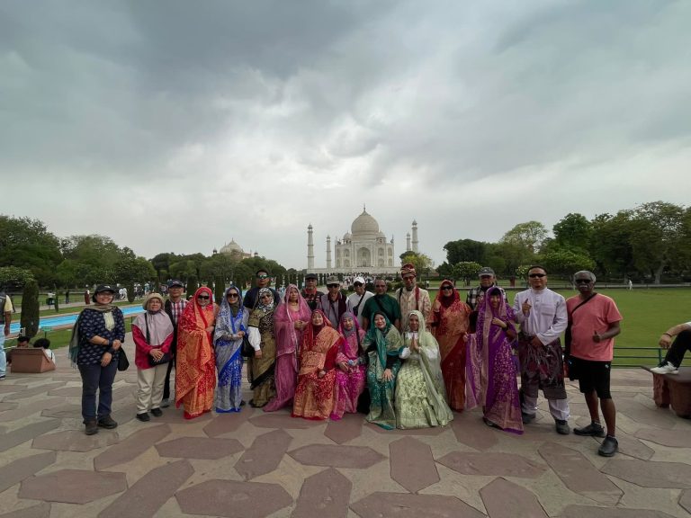 Jom Jelajah Benua customers in Kashmir – Agra – Delhi