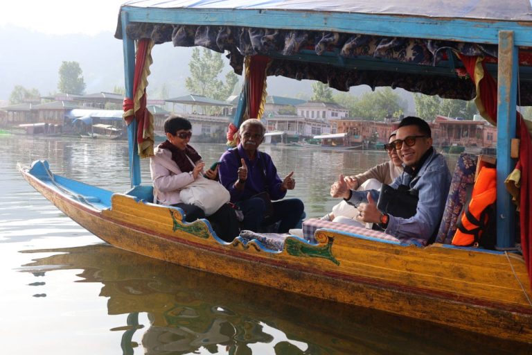 Jom Jelajah Benua customers in Kashmir – Agra – Delhi