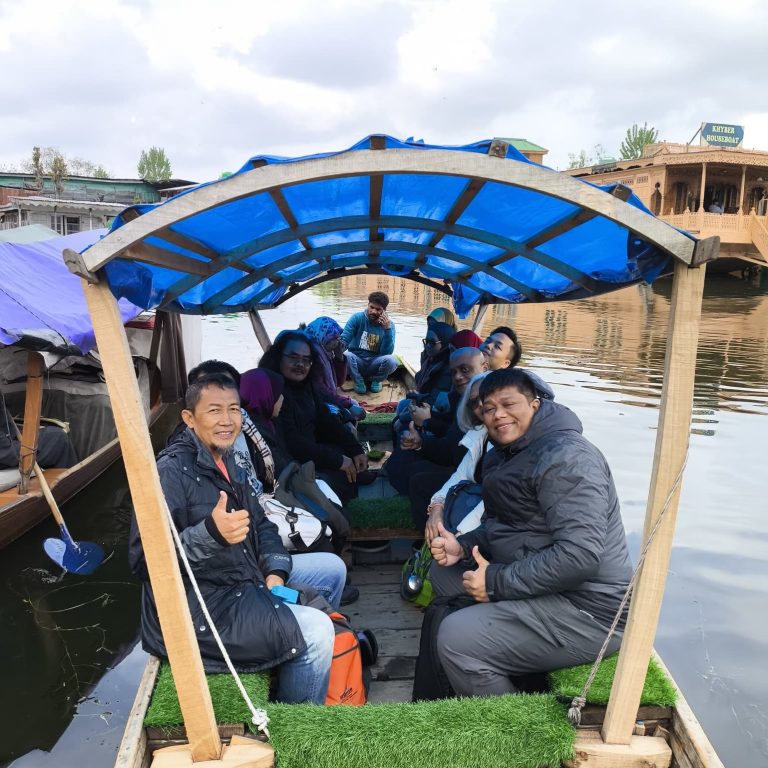 Jom Jelajah Benua customers in Kashmir – Agra – Delhi