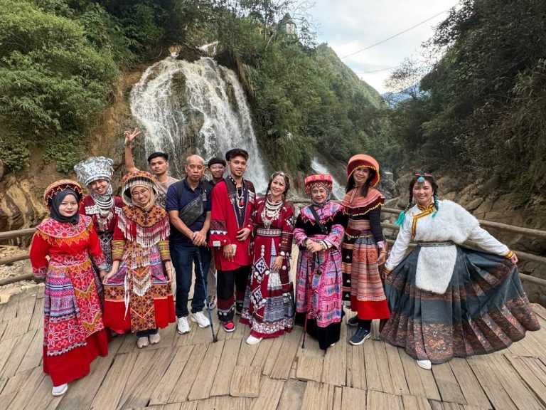 Jom Jelajah Benua customers in Hanoi – Sapa – Fansipan – Halong Bay
