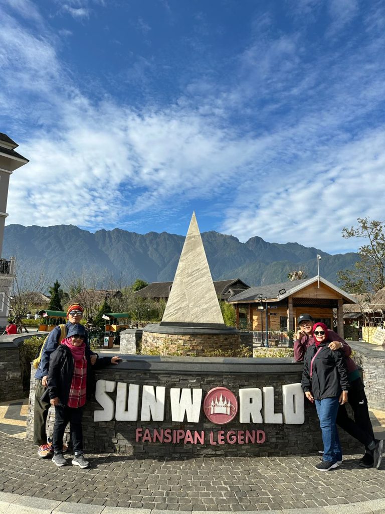 Jom Jelajah Benua customers in Hanoi – Sapa – Fansipan – Halong Bay