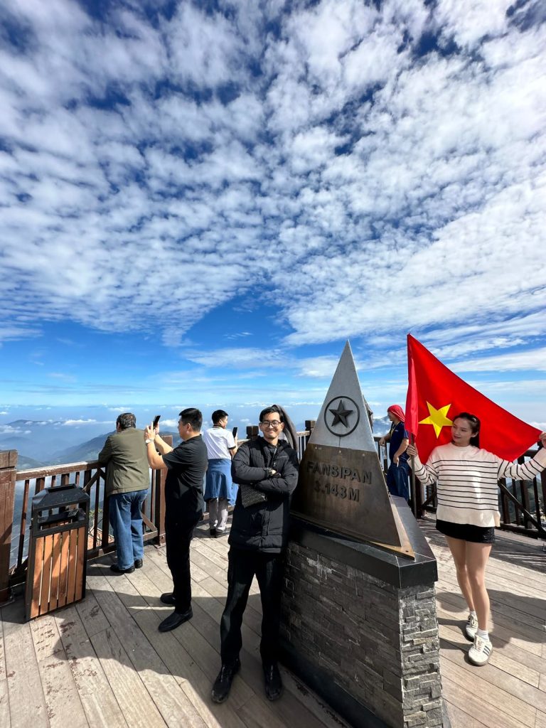 Jom Jelajah Benua customers in Hanoi – Sapa – Fansipan – Halong Bay