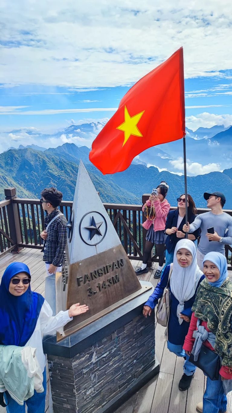 Jom Jelajah Benua customers in Hanoi – Sapa – Fansipan – Halong Bay