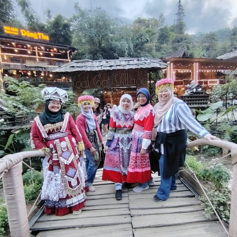 Jom Jelajah Benua customers in Hanoi – Sapa – Fansipan – Halong Bay