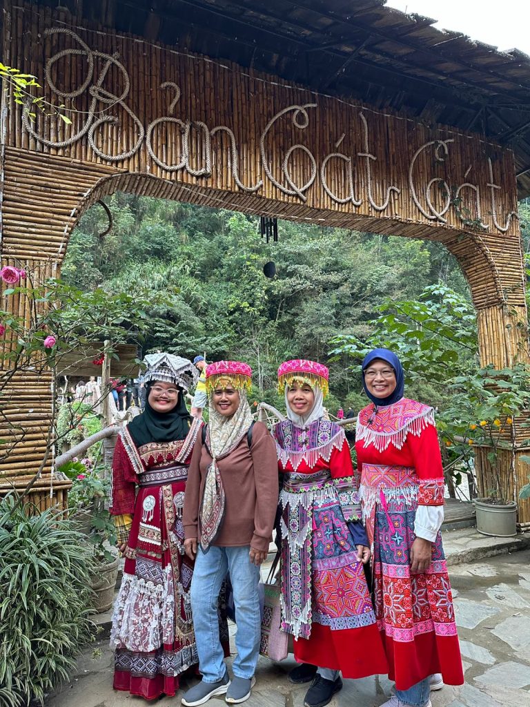 Jom Jelajah Benua customers in Hanoi – Sapa – Fansipan – Halong Bay