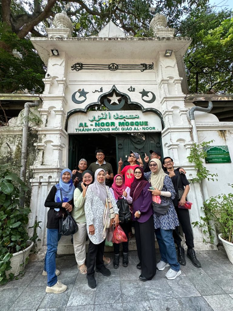 Jom Jelajah Benua customers in Hanoi – Sapa – Fansipan – Halong Bay