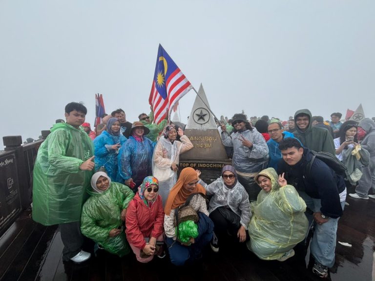 Jom Jelajah Benua customers in Hanoi – Sapa – Fansipan – Halong Bay
