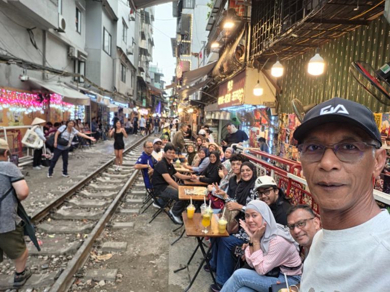Jom Jelajah Benua customers in Hanoi – Sapa – Fansipan – Halong Bay