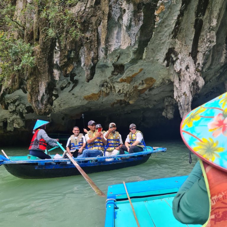 Jom Jelajah Benua customers in Hanoi – Sapa – Fansipan – Halong Bay