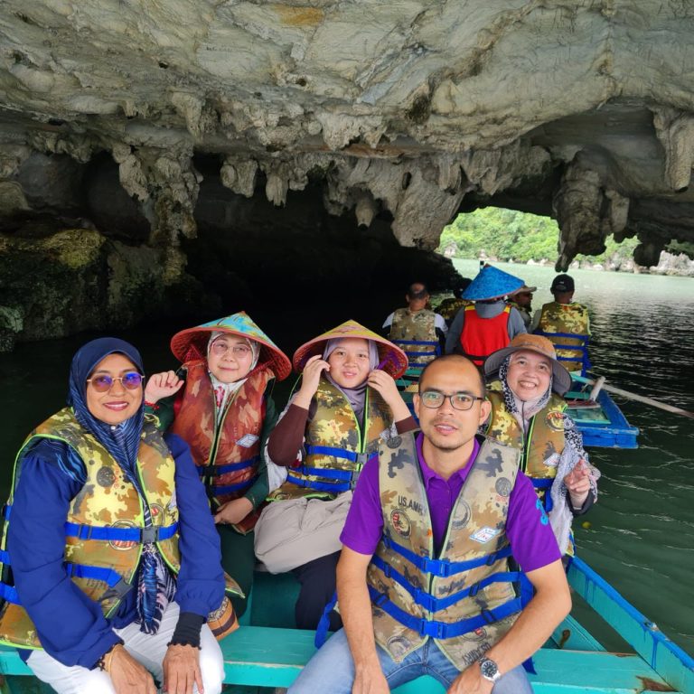 Jom Jelajah Benua customers in Hanoi – Sapa – Fansipan – Halong Bay