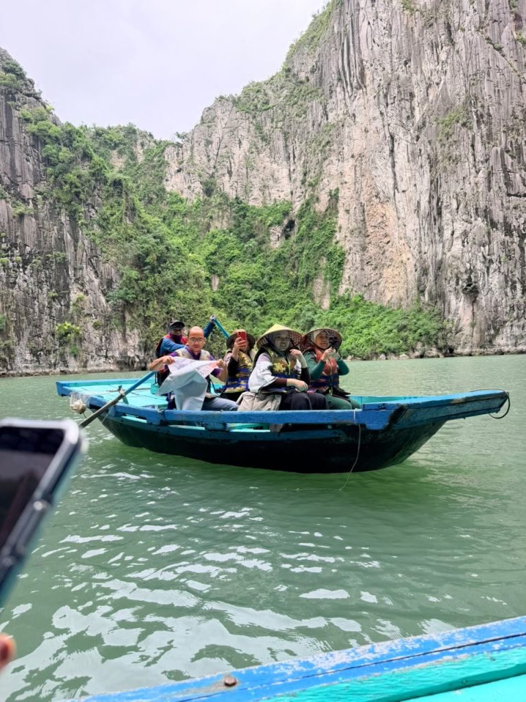 Jom Jelajah Benua customers in Hanoi – Sapa – Fansipan – Halong Bay