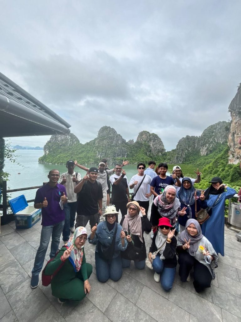 Jom Jelajah Benua customers in Hanoi – Sapa – Fansipan – Halong Bay