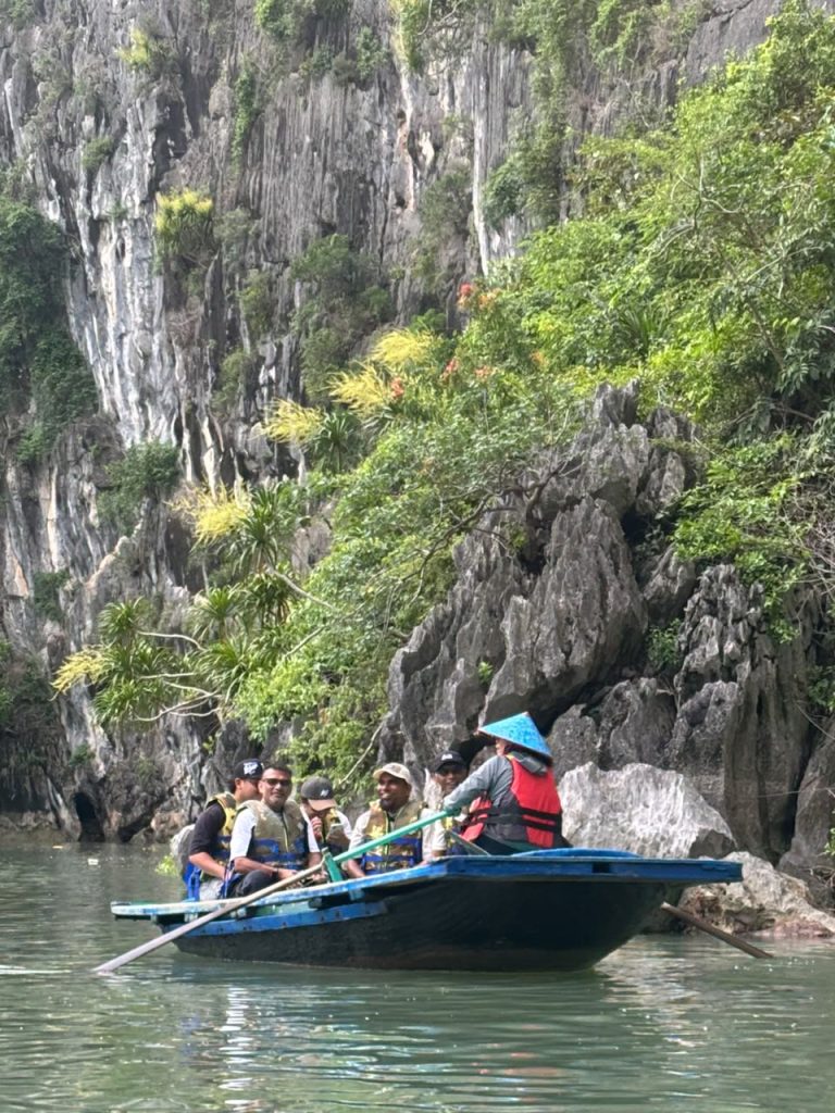 Jom Jelajah Benua customers in Hanoi – Sapa – Fansipan – Halong Bay